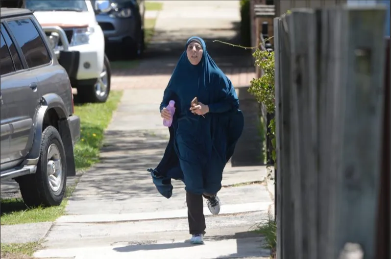 Một người mẹ chạy đến trường tìm con khi nghe tin về tai nạn. Ảnh: SMH