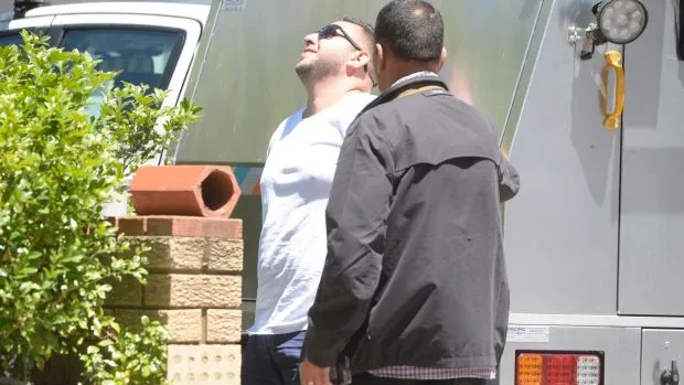 Anh Khaled Arnaout (áo trắng) là phụ huynh đầu tiên có mặt tại hiện trường, vì tai nạn xảy ra không lâu sau khi anh đưa con tới trường. Ảnh: SMH