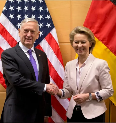 Hai Bộ trưởng Quốc phòng Mỹ James Mattis và Đức Ursula von der Leyen tại hội nghị Bộ trưởng Quốc phòng NATO tại Bỉ ngày 8-11. Ảnh: REUTERS