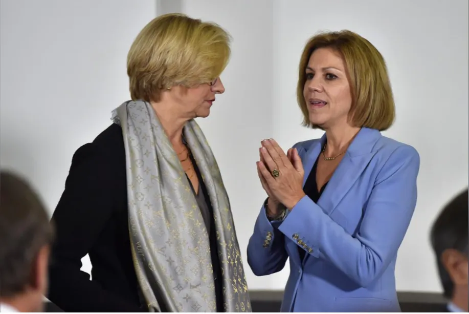 Bộ trưởng Quốc phòng Ý Roberta Pinotti (trái) và Bộ trưởng Quốc phòng Tây Ban Nha Maria Dolores de Cospedal tại hội nghị Bộ trưởng Quốc phòng NATO ở Bỉ ngày 8-11. Ảnh: REUTERS