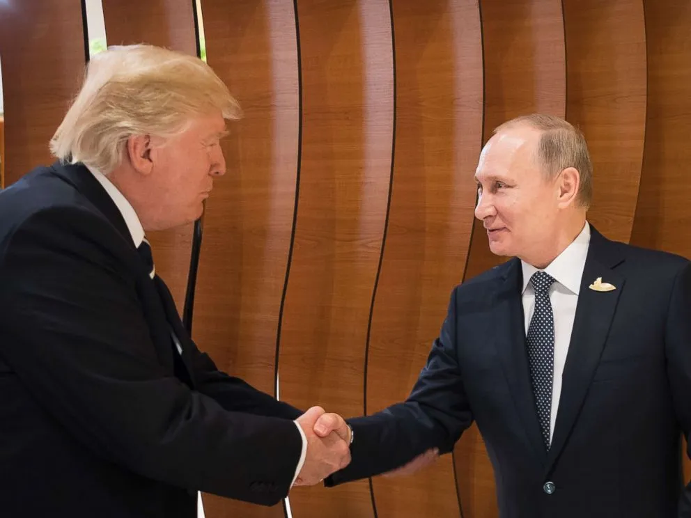 Tổng thống Trump (trái) bắt tay Tổng thống Putin trước phiên làm việc đầu tiên của hội nghị G20 ở Hamburg (Đức) ngày 7-7-2017. Ảnh: AP