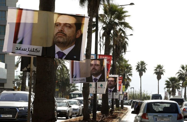Áp phích ông Saad Hariri – người vừa từ chức Thủ tướng Lebanon tuần trước - trên đường phố Beirut (Lebanon). Ảnh: AP