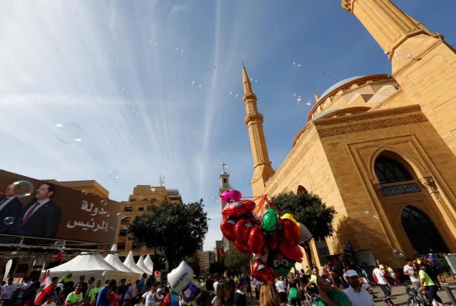 Áp phích in hình Thủ tướng Hariri được trưng tại thủ đô Beirut (Lebanon) trong ngày chạy bộ hàng năm Beirut Marathon 12-11. Ảnh: REUTERS