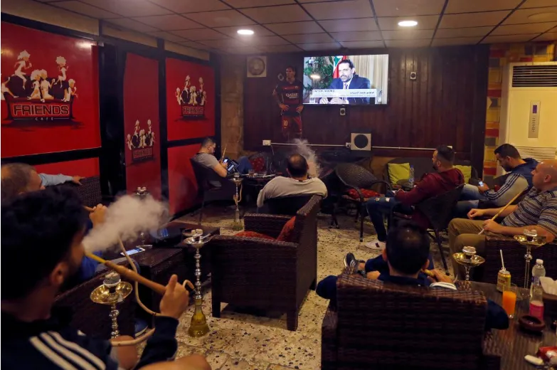 Thủ tướng Lebanon Saad al-Hariri trên kênh truyền hình Future TV, tại một quán cà phê ở Beirut (Lebanon) ngày 12-11. Ảnh: REUTERS