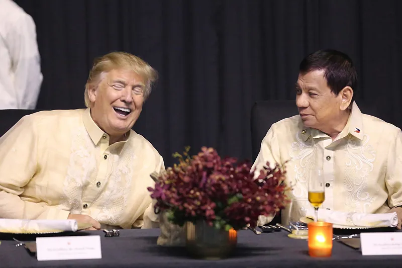 Tổng thống Philippines Rodrigo Duterte (phải) và Tổng thống Mỹ Donald Trump trong buổi tiệc tối chiêu đãi các lãnh đạo tham dự hội nghị cấp cao ASEAN, tối 12-11 tại Manila (Philippines). Ảnh: PHISTAR
