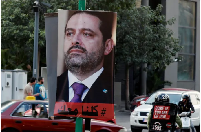 Áp phích in hình ông Hariri vẫn được giăng khắp đường phố thủ đô Beirut (Lebanon) ngày 17-11. Ảnh: REUTERS