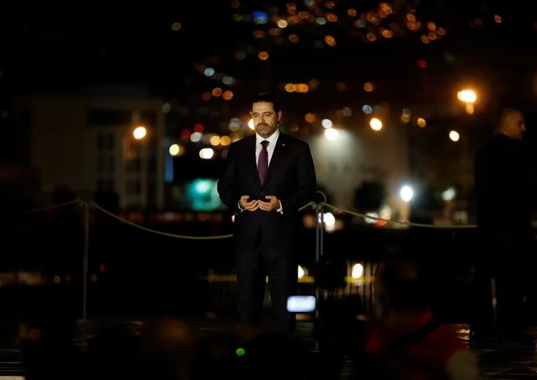 Thủ tướng Lebanon Saad al-Hariri cầu nguyện tại mộ phần cha mình ngay khi trở về Beirut tối 21-11. Ảnh: REUTERS