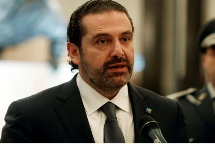 Thủ tướng Lebanon Saad al-Hariri phát biểu trước dinh tổng thống ở Baabda gần thủ đô Beirut ngày 22-11, tuyên bố hoãn quyết định từ chức. Ảnh: REUTERS