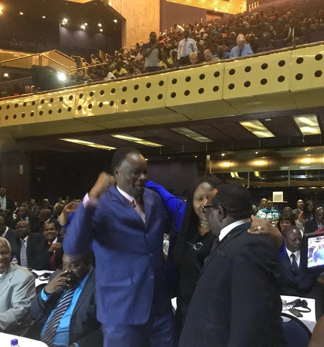 Nghị sĩ Quốc hội Zimbabwe mừng vui sau khi thư từ chức của ông Mugabe được đọc lên. Ảnh: AP