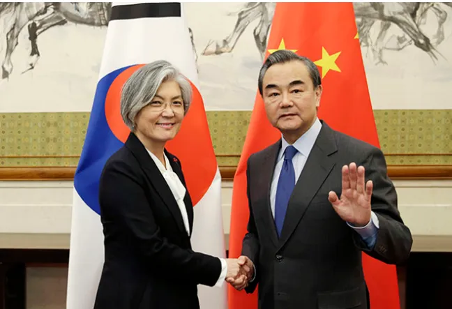 Bộ trưởng Ngoại giao Trung Quốc Vương Nghị (phải) tiếp Ngoại trưởng Hàn Quốc Kang Kyung-wha tại Bắc Kinh (Trung Quốc) ngày 22-11. Ảnh: AP