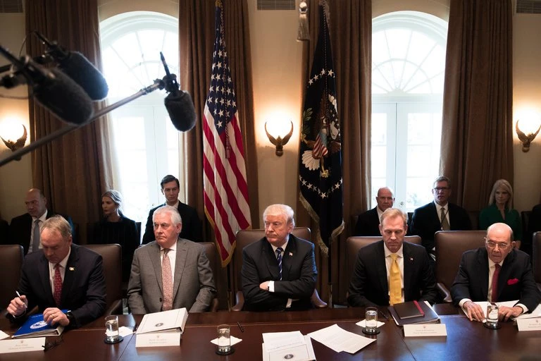 Tổng thống Mỹ Donald Trump (giữa) trong cuộc họp nội các ngày 20-11, nơi ông tuyên bố liệt Triều Tiên vào danh sách các nước tài trợ khủng bố. Ảnh: NEW YORK TIMES