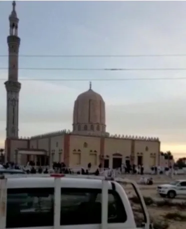 Bên ngoài đền thờ Al Rawdah ở bán đảo Sinai (Ai Cập) sau vụ đánh bom xả súng kinh hoàng chiều 24-11 làm 235 người thiệt mạng. Ảnh: REUTERS