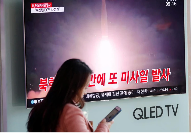 Truyền hình Seoul đưa bản tin về vụ phóng thử tên lửa ICBM mới nhất của Triều Tiên sáng 29-11. Ảnh: REUTERS