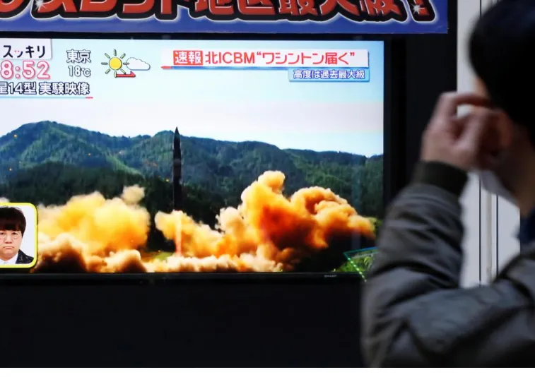 Thông tin Triều Tiên thử tên lửa được đưa trên truyền hình Tokyo (Nhật) ngày 29-11. Ảnh: REUTERS