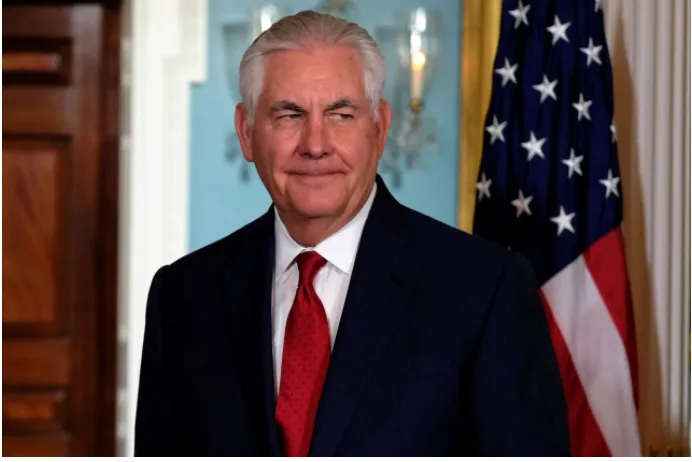 Ngoại trưởng Mỹ Rex Tillerson trao đổi với các nhà báo sau buổi tiếp ông Fayez al-Sarraj được LHQ và Mỹ xem là Thủ tướng Libya, ngày 1-12. Ảnh: REUTERS