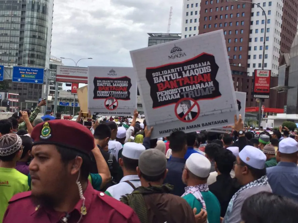 Biểu tình bên ngoài đại sứ quán Mỹ ở Kuala Lumpur (Malaysia) ngày 8-12. Ảnh: NST