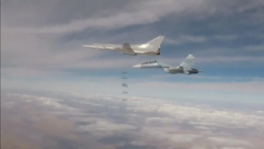 Máy bay ném bom tầm xa của Nga không kích mục tiêu IS ở đông bắc Syria. REUTERS đưa ảnh do Bộ Quốc phòng Nga công bố ngày 25-11.