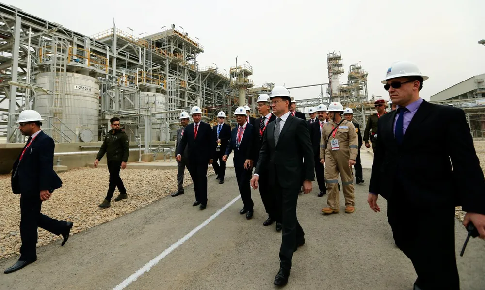 (Từ giữa sang phải): Bộ trưởng Dầu mỏ Iraq Jabbar al-Luaibi, Tổng giám đốc tập đoàn dầu mỏ Gazprom Neft của Nga Alexander Dyukov, Bộ trưởng Năng lượng Nga Alexander Novak thị sát mỏ dầu Badra ở tỉnh Kut (Iraq) ngày 6-12. Nga đang khai thác sự bất mãn của Iraq với Mỹ. Ảnh: REUTERS