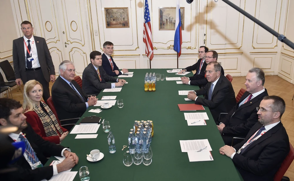 Phái đoàn Mỹ do Ngoại trưởng Rex Tillerson (thứ ba hàng bên trái) dẫn đầu đối thoại với phái đoàn Nga do Ngoại trưởng Sergei Lavrov (thứ ba bên phải) dẫn đầu tại Vienna (Áo) ngày 7-12. Ảnh: GETTY IMAGES
