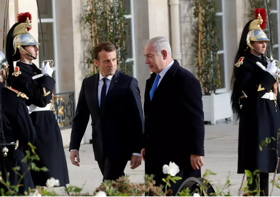 Tổng thống Pháp Macron (trái) đón tiếp Thủ tướng Israel Netanyahu tại Paris (Pháp) ngày 10-12. Ảnh: REUTERS