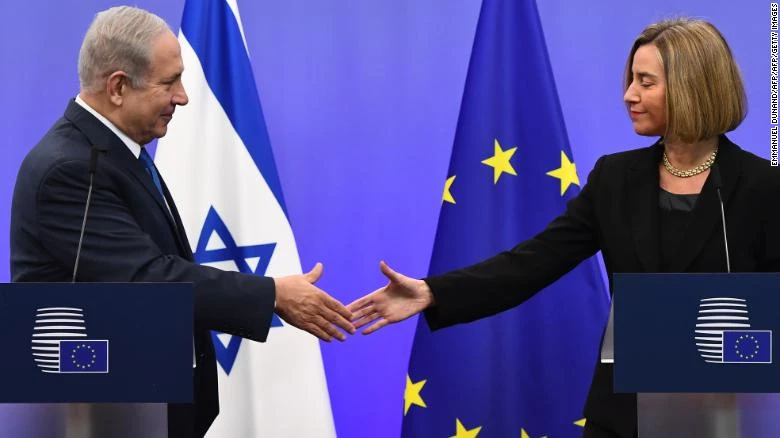 Thủ tướng Israel Netanyahu phát biểu bên cạnh Cao ủy Đối ngoại EU Federica Mogheini tại hội nghị ngoại trưởng EU ở Brussels (Bỉ) ngày 11-12. Ảnh: CNN