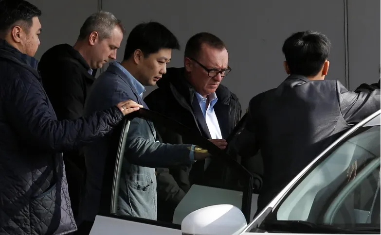 Phó Tổng Thư ký LHQ phụ trách các vấn đề chính trị Jeffrey Feltman (thứ hai từ phải sang) đến sân bay Bắc Kinh (Trung Quốc) ngày 9-12, sau chuyến thăm Triều Tiên tuần trước. Ảnh: REUTERS