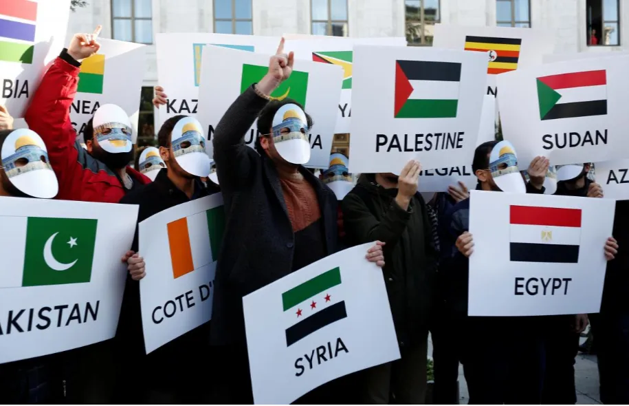 Biểu tình ủng hộ Palestine bên ngoài nơi diễn ra bất thường của Tổ chức Hợp Tác Hồi giáo (OIC) ở Istanbul (Thổ Nhĩ Kỳ) ngày 13-12. Ảnh: REUTERS