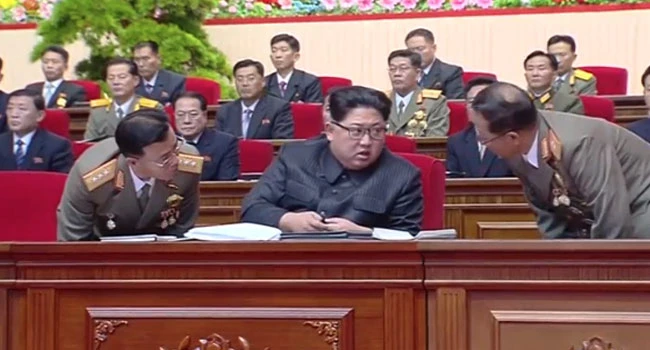 Lãnh đạo Triều Tiên Kim Jong-un (giữa, hàng đầu) tại hội nghị Công nghiệp Đạn dược ở Bình Nhưỡng ngày 11-12, tuyên bố sẽ tăng sản xuất vũ khí hạt nhân và tên lửa đạn đạo. Ảnh: YONHAP