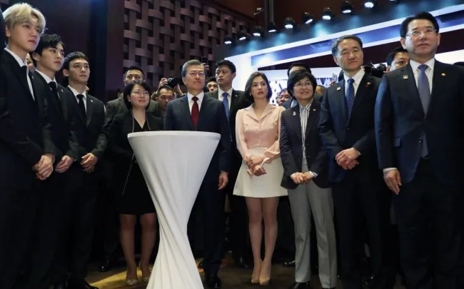 Tổng thống Hàn Quốc Moon Jae-in cùng nữ diễn viên Song Hye-kyo và các thành viên ban nhạc EXO tại lễ khai mạc sự kiện Đối tác Kinh tế và Thương mại Hàn-Trung tại Bắc Kinh (Trung Quốc) ngày 14-12. Ảnh: YONHAP