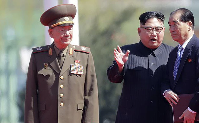 Tướng Hwang Pyong-so (trái) trong một lần xuất hiện bên cạnh lãnh đạo Kim Jong-un (giữa) tháng 4-2017. Ảnh: AP