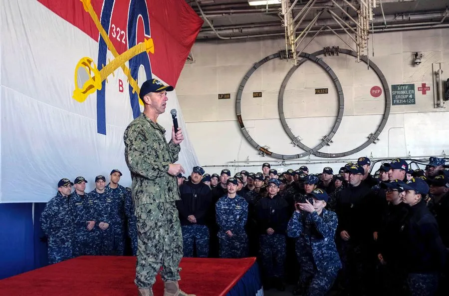 Đô đốc Mỹ John Richardson phát biểu với các thủy thủ Mỹ trên tàu sân bay USS Ronald Reagan đậu ở căn cứ hải quân Yokosuka (Nhật) ngày 19-12. Ảnh: STARS AND STRIPES