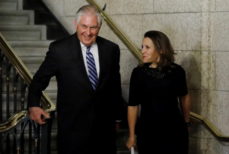 Ngoại trưởng Mỹ Rex Tillerson (trái) và Ngoại trưởng Canada Chrystia Freeland đến cuộc họp báo chung sau cuộc gặp ở Ottawa, Ontario (Canada) ngày 19-12. Ảnh: REUTERS