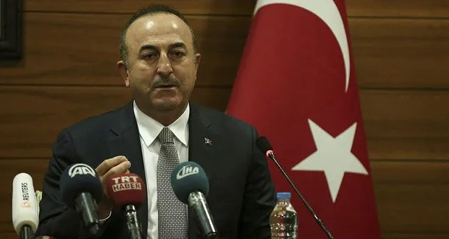 Ngoại trưởng Thổ Nhĩ Kỳ Mevlut Cavusoglu nói với báo chí tại sân bay quốc tế Ataturk ở Istanbul (Thổ Nhĩ Kỳ) ngày 20-12, trước khi bay sang New York (Mỹ) dự phiên bỏ phiếu của Đại Hội đồng LHQ. Ảnh: AA