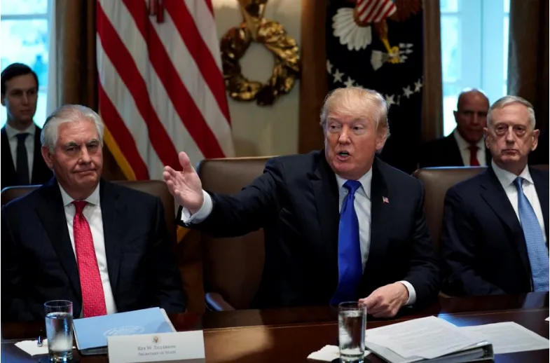 Tổng thống Mỹ Donald Trump trao đổi với báo chí sau cuộc họp nội các tại Nhà Trắng ngày 20-12. Ảnh: REUTERS