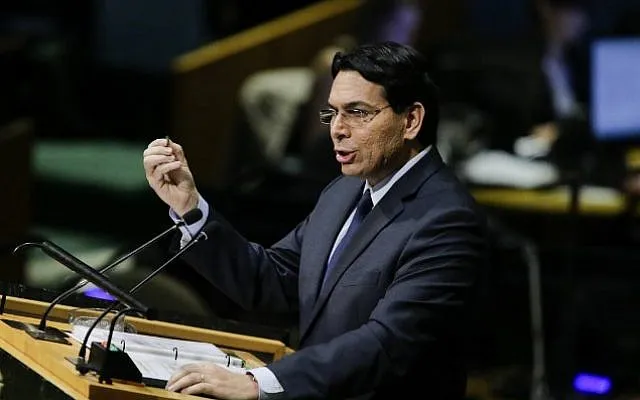 Đặc phái viên Israel tại LHQ Danny Danon phát biểu tại Đại Hội đồng LHQ, chỉ trích các nước ủng hộ nghị quyết là “bù nhìn” bị Palestine kiểm soát. Ảnh: AFP