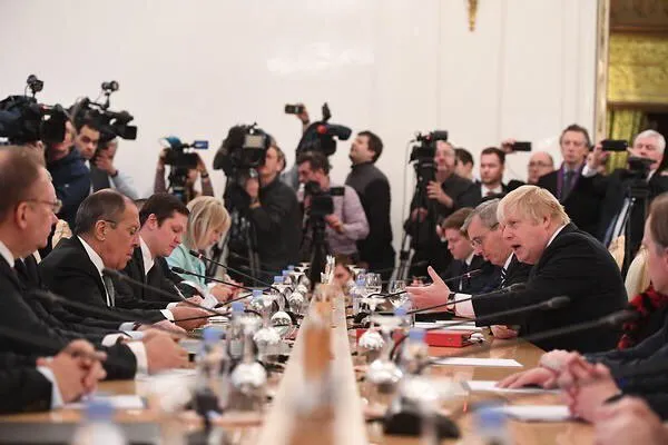 Ngoại trưởng Anh Boris Johnson (phải, giữa) và Ngoại trưởng Nga Sergey Lavrov (trái, giữa) trong cuộc gặp ngày 22-12 tại Moscow (Nga). Ảnh: GETTY IMAGES