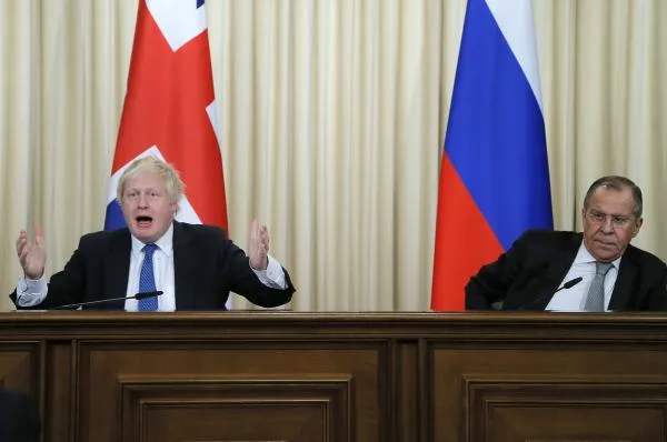 Ngoại trưởng Anh Boris Johnson (trái) và Ngoại trưởng Nga Sergey Lavrov trong cuộc họp báp ngày 22-12 tại Moscow (Nga). Ảnh: EPA