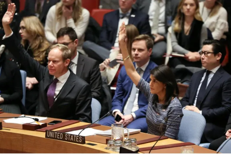 Đại sứ Mỹ tại LHQ Nikki Haley trong phiên biểu quyết thông qua nghị quyết trừng phạt mới nhất với Triều Tiên, ngày 22-12. Ảnh: REUTERS