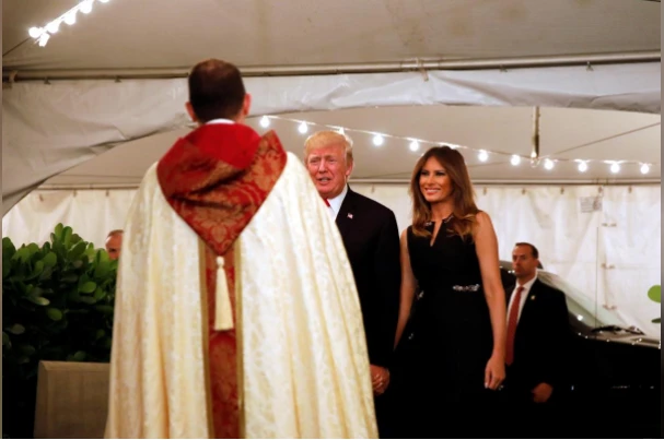 Tổng thống Donald Trump và Đệ nhất phu nhân Melania Trump đi lễ nhà thờ đêm Giáng sinh 24-12 tại nhà thờ Bethesda-By-The Sea ở Palm Beach, bang Florida (Mỹ). Ảnh: REUTERS