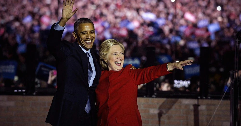 Tổng thống Barack Obama và cựu Ngoại trưởng Hillary Clinton trong một sự kiện tranh cử tổng thống cho bà Clinton ở Philadelphia, bang Pennsylvania (Mỹ) ngày 7-11-2016. Ảnh: BLOOMBERG