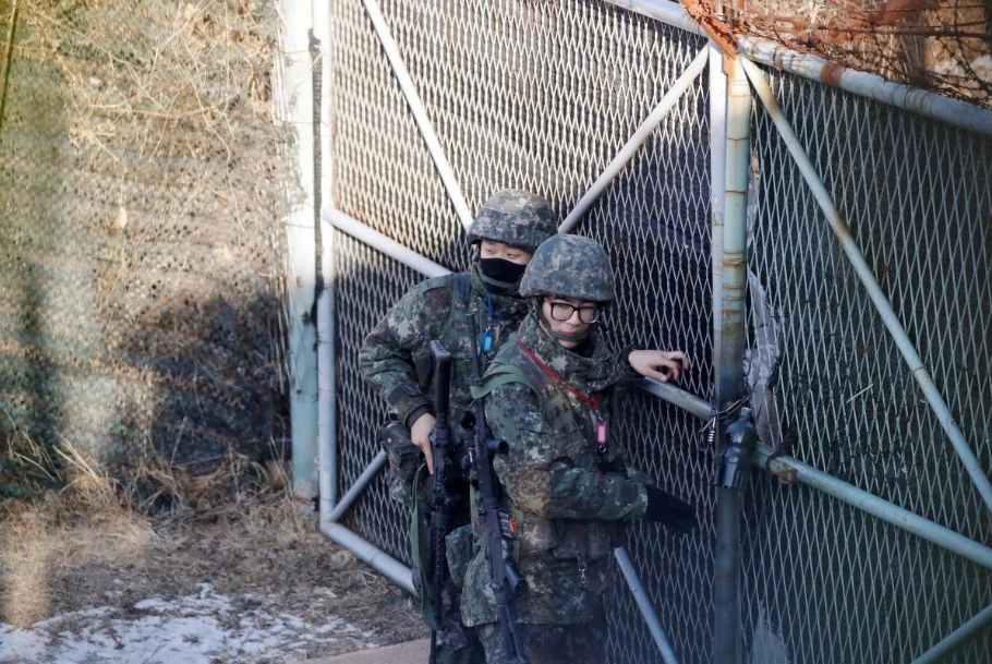 Lính Hàn Quốc gần khu phi quân sự ở tỉnh Paju (Hàn Quốc) ngày 3-1. Ảnh: REUTERS