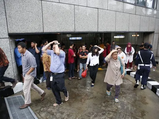 Nhân viên sàn chứng khoán Jakarta sơ tán, ngày 15-1. Ảnh: EPA