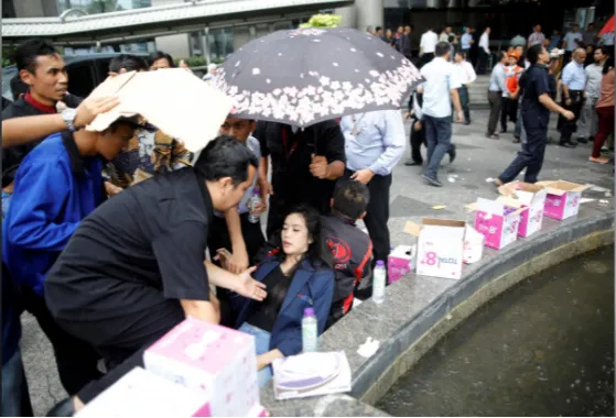 Hỗ trợ người bị thương bên ngoài sàn chứng khoán Jakarta, ngày 15-1. Ảnh: REUTERS