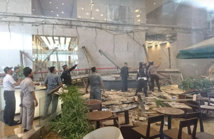 Hình ảnh hiện trường sập tầng lửng sàn chứng khoán Jakarta ngày 15-1. Ảnh: AP