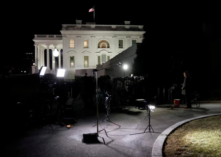 Các nhà báo tập trung tại Nhà Trắng đêm 19-1, chờ nghe thông tin về chuyện đóng cửa chính phủ. Ảnh: REUTERS