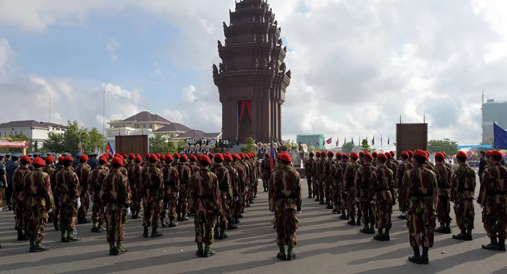 Binh sĩ Campuchia trước Tượng đài Độc lập ở Phnom Penh. Ảnh: AFP