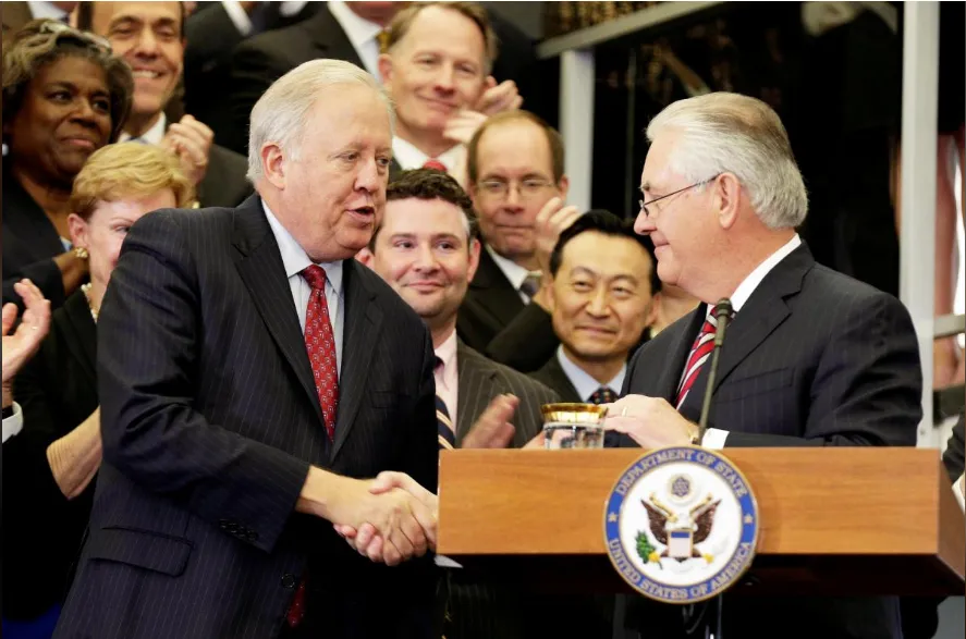 Ông Tom Shannon (trái) – lúc này là quyền Ngoại trưởng – bắt tay ông Rex Tillerson khi ông Tillerson đến ra mắt Bộ Ngoại giao với cương vị ngoại trưởng, ngày 2-2-2017. Ảnh: REUTERS