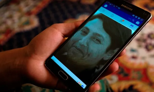 Hình ảnh nữ tay súng người Kurd lan truyền trên mạng xã hội. Ảnh: Guardian