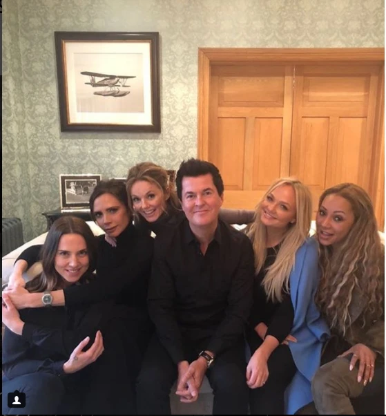 5 thành viên Spice Girls và ông bầu Simon Fuller gặp nhau ngày 2-2 tại nhà của Geri Horner ở Hertfordshire (Anh). Ảnh: FACEBOOK Victoria Beakham