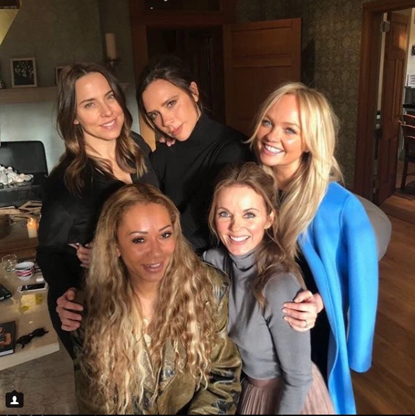 5 thành viên Spice Girls gặp nhau ngày 2-2 tại nhà của Geri Horner ở Hertfordshire (Anh). Ảnh: FACEBOOK Victoria Beakham